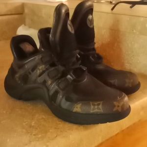 Louie Vuitton archlight size 5 Great condition